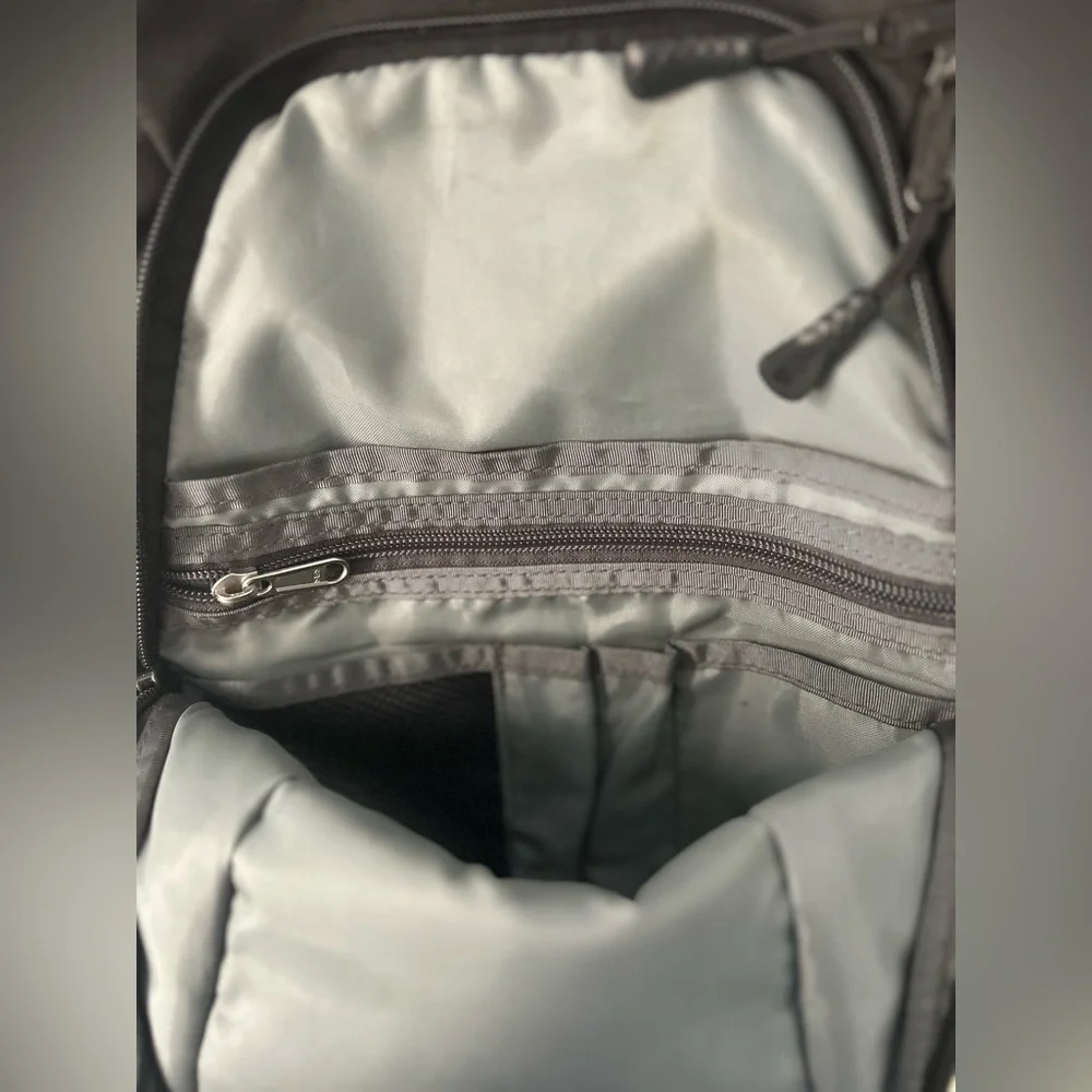 The North Face Black Pivoter Backpack - Picture 5 of 12